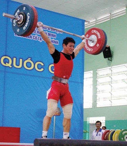 Thach Kim Tuan wins gold medal at National Weightlifting Championship ảnh 2