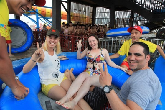 Visitors flock to water park in Halong due to heat wave ảnh 2