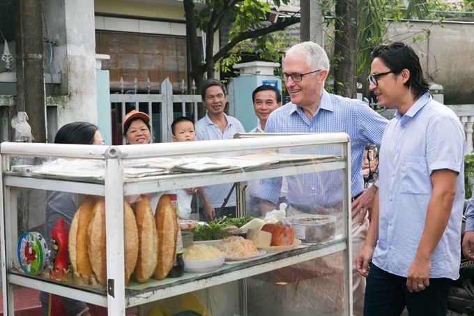 Australian Prime Minister enjoys his first ‘Bánh mì’ in Danang ảnh 2