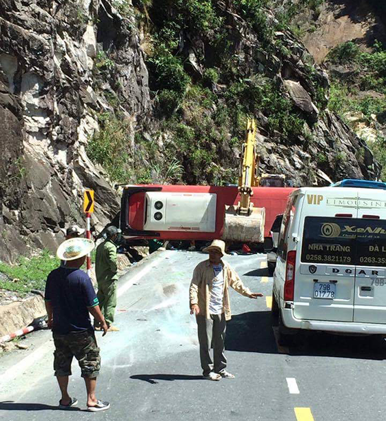 Traffic accident at Khanh Le Mountain pass kills 2, dozens injure ảnh 3