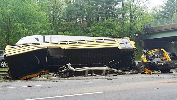 Student, teacher killed, 43 injured in US bus crash ảnh 1