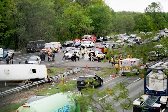 Student, teacher killed, 43 injured in US bus crash ảnh 3
