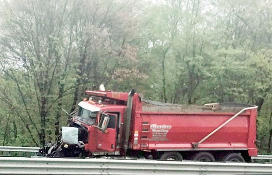 Student, teacher killed, 43 injured in US bus crash ảnh 4
