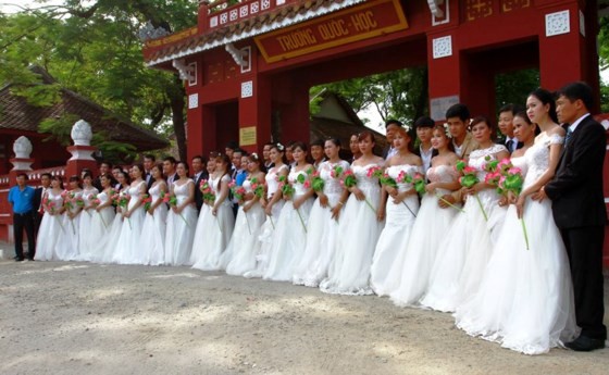 Tưng bừng đám cưới tập thể cho 22 cặp đôi đầu tiên tại Huế ảnh 1