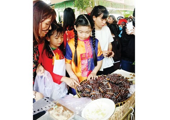 Ngưá»i dân và du khách tham dá»± lá»
há»i