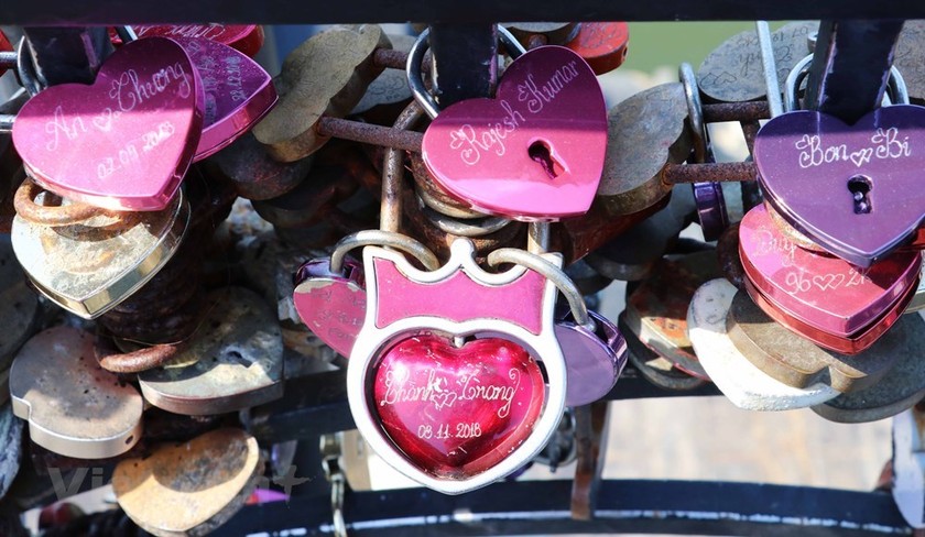 Romantic Valentine’s Day on Da Nang Love Lock Bridge ảnh 1