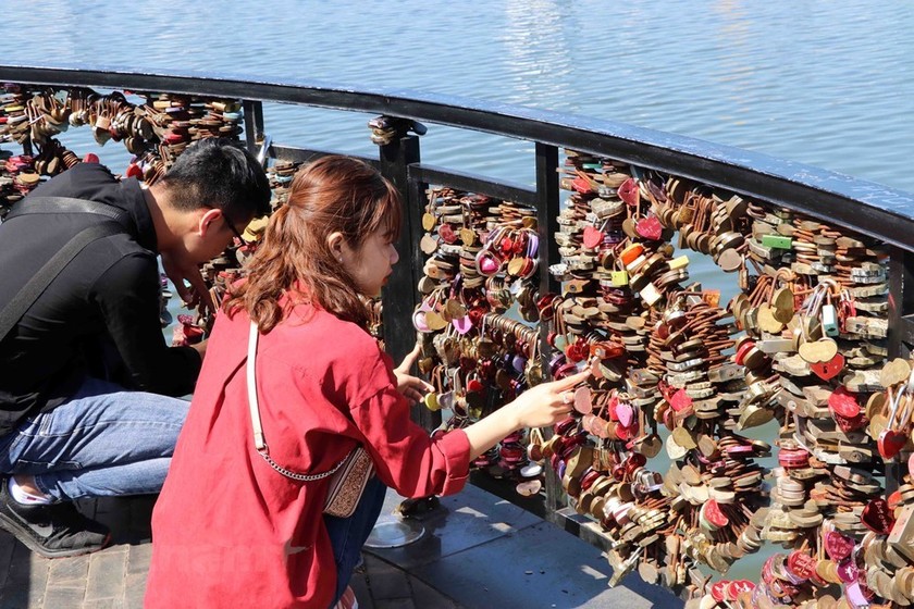 Romantic Valentine’s Day on Da Nang Love Lock Bridge ảnh 3