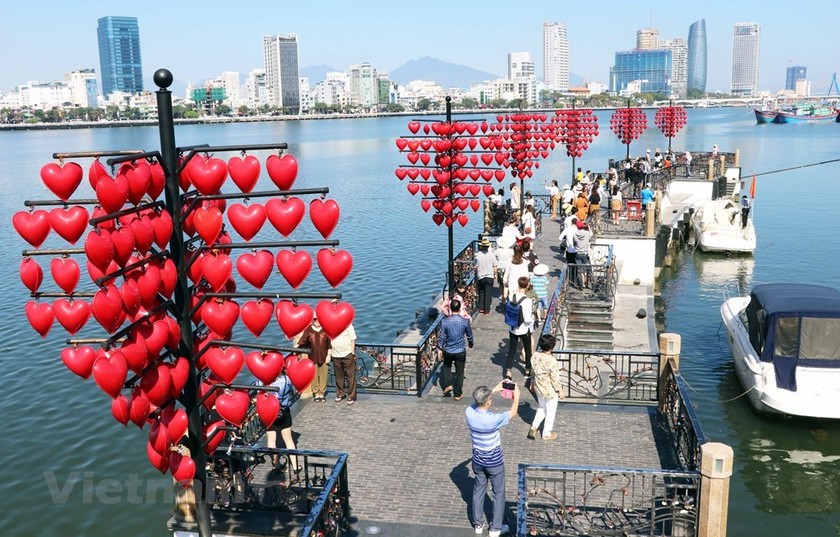 Romantic Valentine’s Day on Da Nang Love Lock Bridge ảnh 2