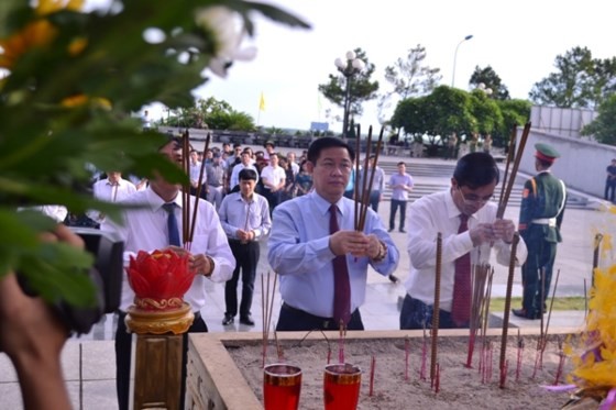 Central leaders commemorate martyrs on War Invalids & Martyrs Day ảnh 1