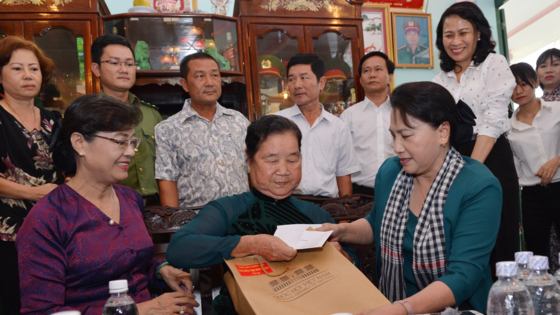 City leaders visit Ben Duoc Memorial Temple ảnh 3