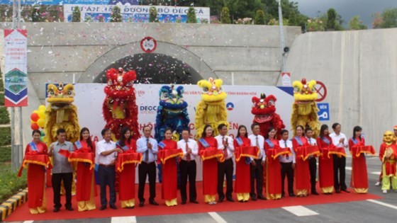 Tunnel cutting travel time in central region opened for traffic ảnh 1