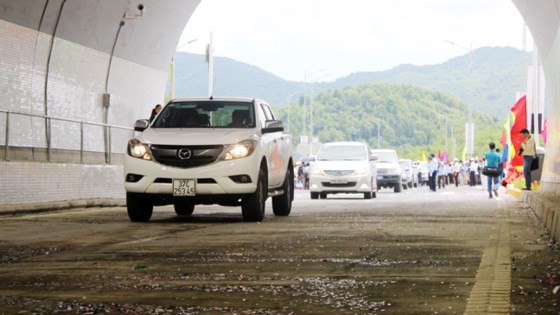 Tunnel cutting travel time in central region opened for traffic ảnh 2