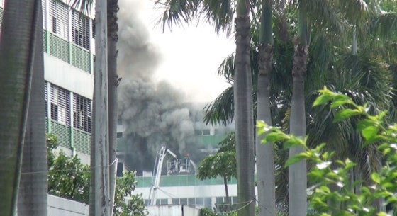Huge fire happens in Ho Chi Minh City ảnh 1