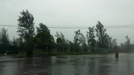 Typhoon Doksuri makes landfall in central provinces ảnh 6