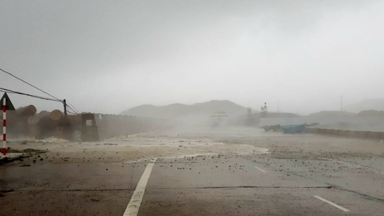 Typhoon Doksuri makes landfall in central provinces ảnh 5