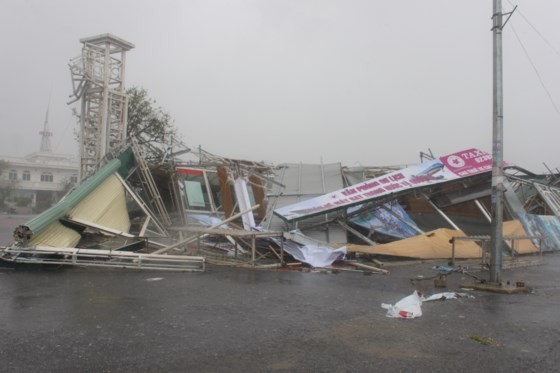 Powerful wind blows up 100 m- high transmission antenna ảnh 1