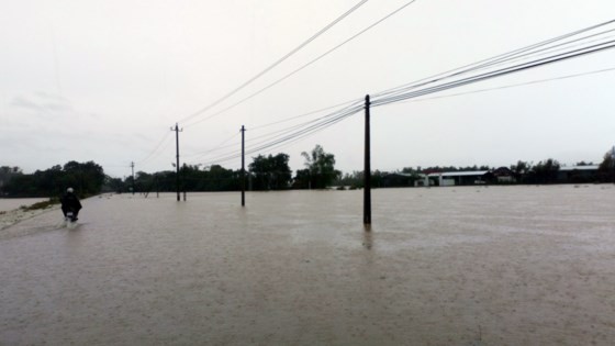 Ten thousands of houses in Binh Dinh isolated due to flooding ảnh 2
