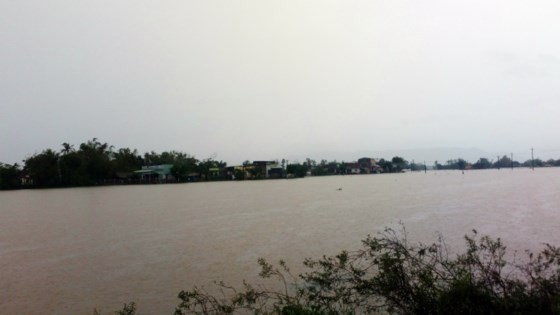 Ten thousands of houses in Binh Dinh isolated due to flooding ảnh 3
