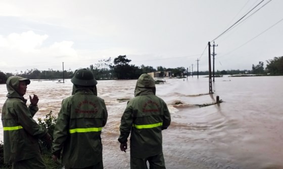Ten thousands of houses in Binh Dinh isolated due to flooding ảnh 5