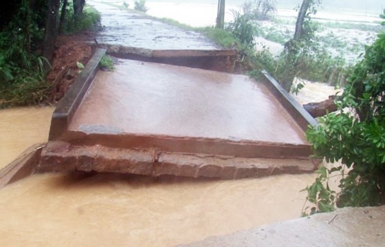 Ten thousands of houses in Binh Dinh isolated due to flooding ảnh 4