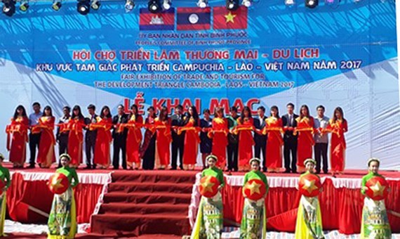 Fair of trade & tourism for development triangle area opens ảnh 1