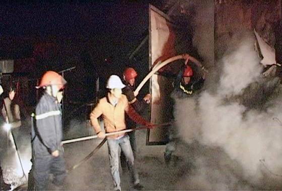 Fire destroys wood factory in Lam Dong ảnh 2