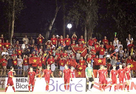 AFF Championships 2018: Vietnam wins against Philippines 2-1 ảnh 1