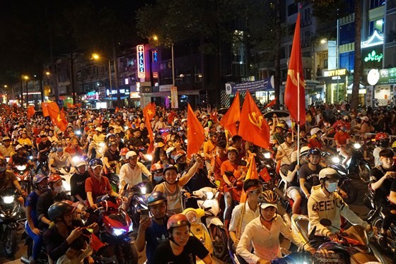 Nationwide football fans spend sleepless night ảnh 3