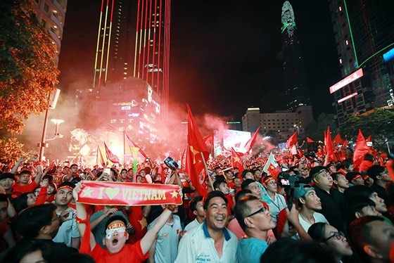 Nationwide football fans spend sleepless night ảnh 7