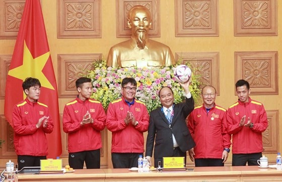 PM Nguyen Xuan Phuc offers First-class Labor Medal to Vietnam football team ảnh 2