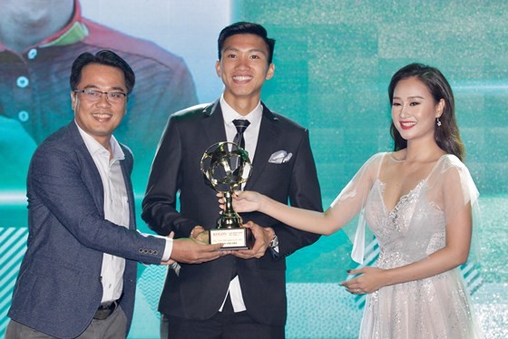 Nguyen Quang Hai wins 2018 Golden Ball Awards as expectation ảnh 12