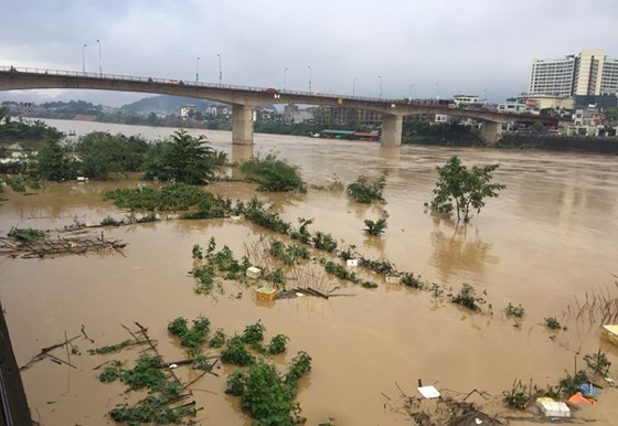 Huge flood sweeps away Lao Cai City ảnh 1