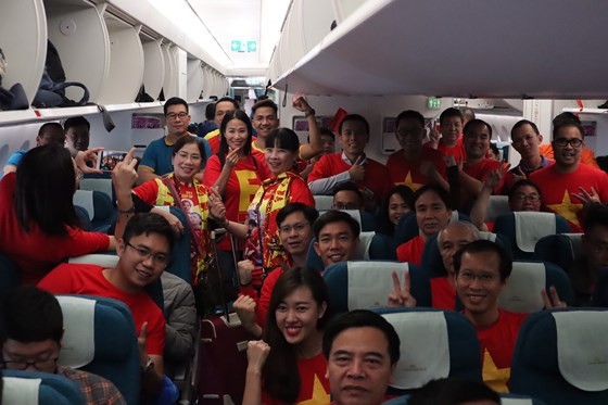 Vietnamese football fans fly to Dubai for Asian Cup quaterfinals ảnh 4
