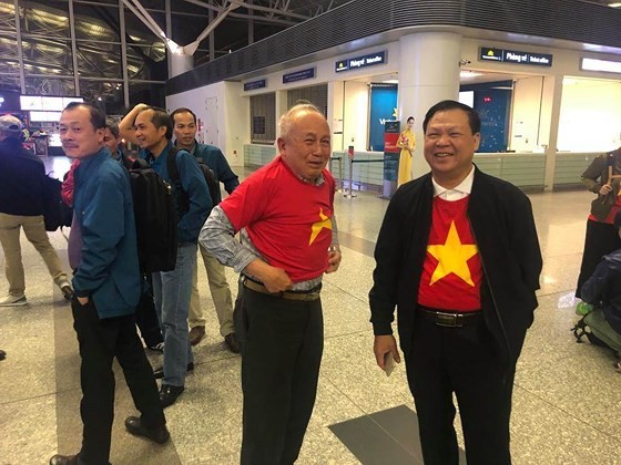 Vietnamese football fans fly to Dubai for Asian Cup quaterfinals ảnh 3
