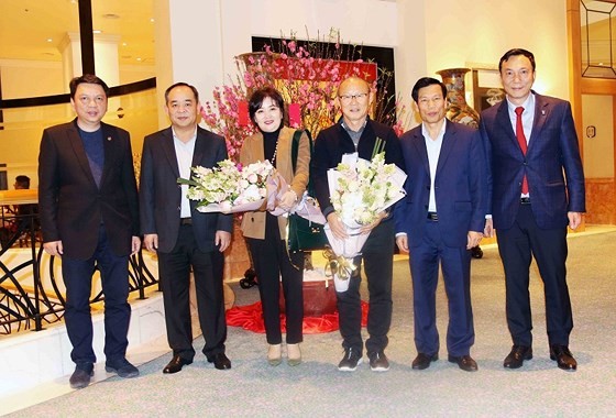 Head coach Park Hang-seo receives gift from Prime Minister  ảnh 1