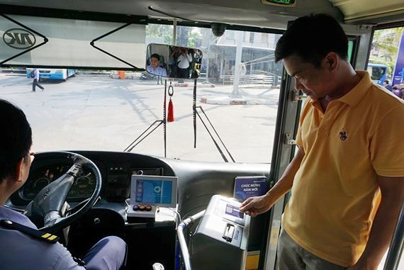 Pilot project using smart payment bus card launched in HCMC ảnh 1
