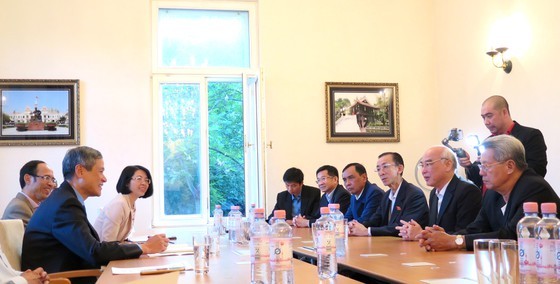 HCMC law makers visit Vietnam Embassy in Germany ảnh 1