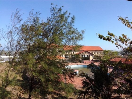 Resorts, restaurants abandoned after stop of Ke Ga seaport project ảnh 4