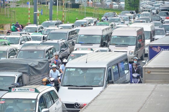 Badly traffic jam in streets leading to Tan Son Nhat Airport ảnh 8