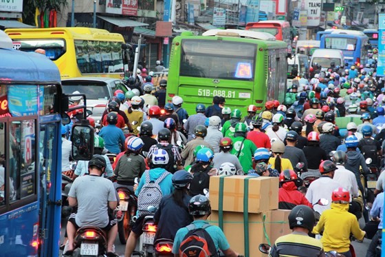 Streets to coach stations crowded with holidaymakers on year- end days ảnh 1