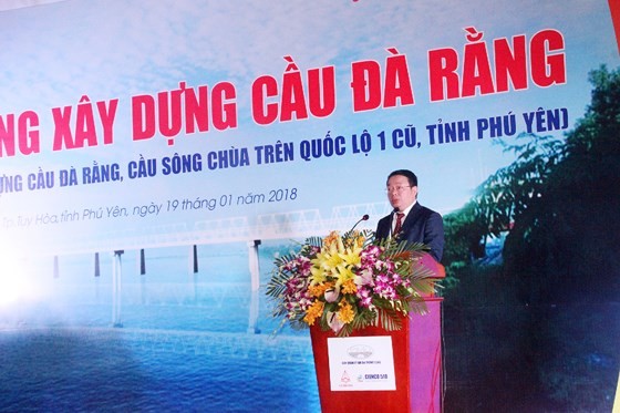 PM presses button to start work new Da Rang bridge ảnh 2
