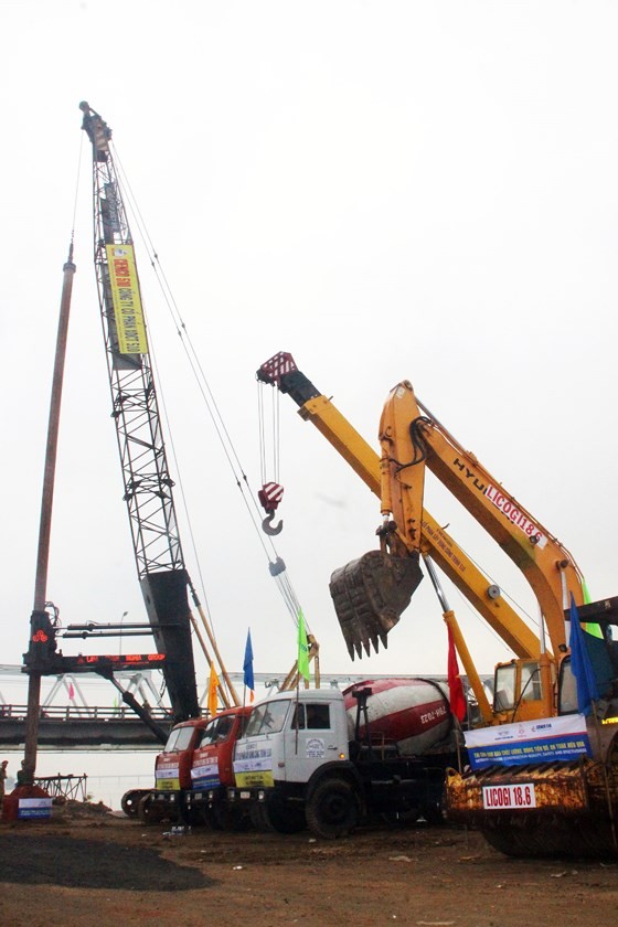 PM presses button to start work new Da Rang bridge ảnh 3