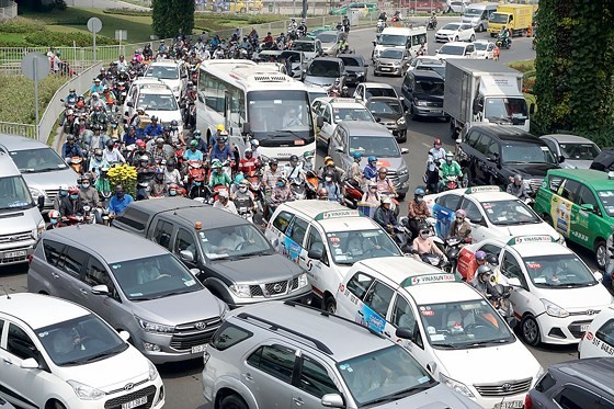 Traffic jam rampant in big cities in advance of Tet holidays ảnh 1