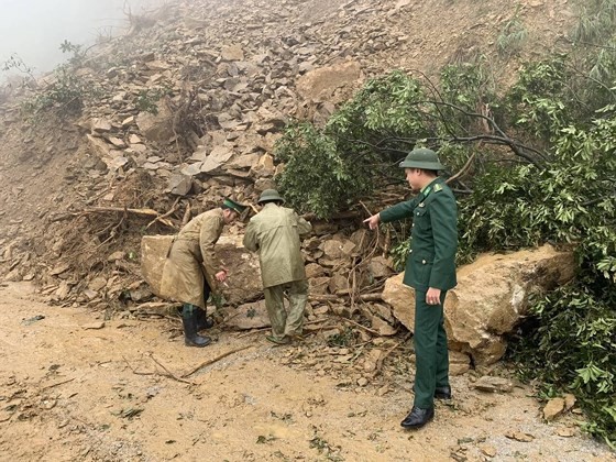Landslide blocks approach road to international border gate in Ha Tinh ảnh 1