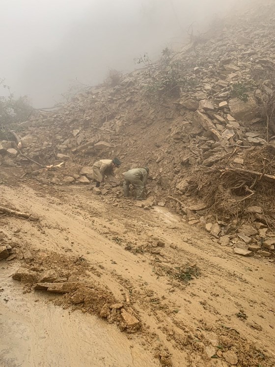 Landslide blocks approach road to international border gate in Ha Tinh ảnh 2