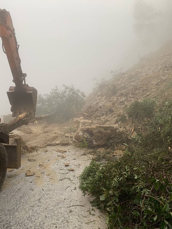 Landslide blocks approach road to international border gate in Ha Tinh ảnh 3