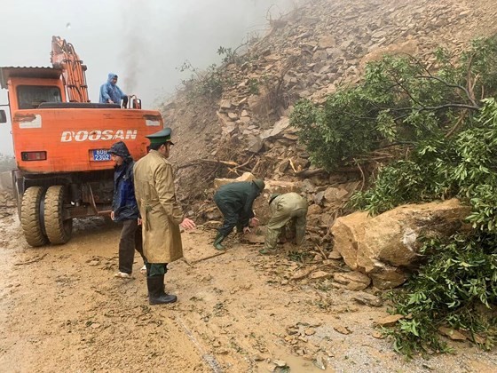 Landslide blocks approach road to international border gate in Ha Tinh ảnh 4