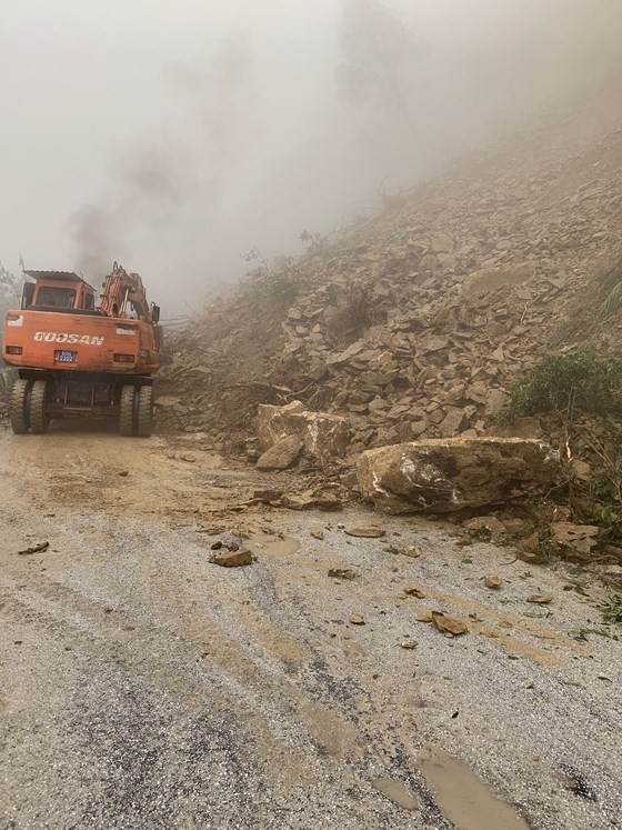Landslide blocks approach road to international border gate in Ha Tinh ảnh 5
