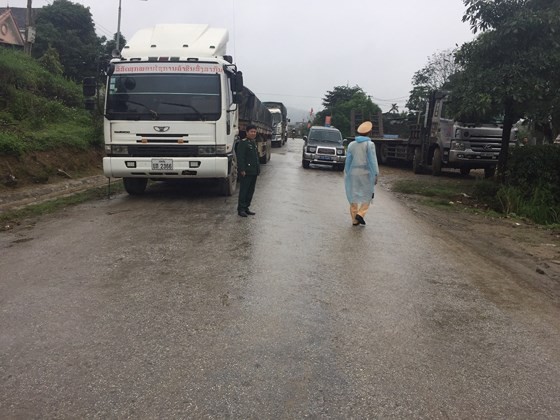 Landslide blocks approach road to international border gate in Ha Tinh ảnh 6