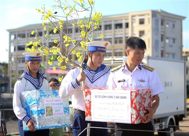 Tet gifts reach hands of soldiers on duty at sea ảnh 1
